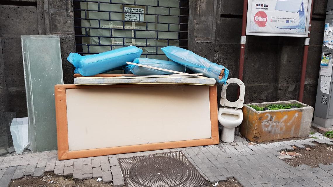 «Via Medina sommersa dai rifiuti, c'è anche un water»