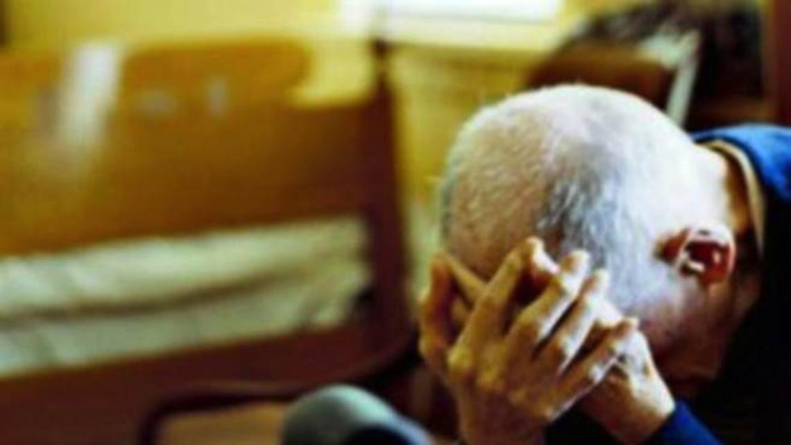 Maltratta e minaccia il padre per soldi, arrestato