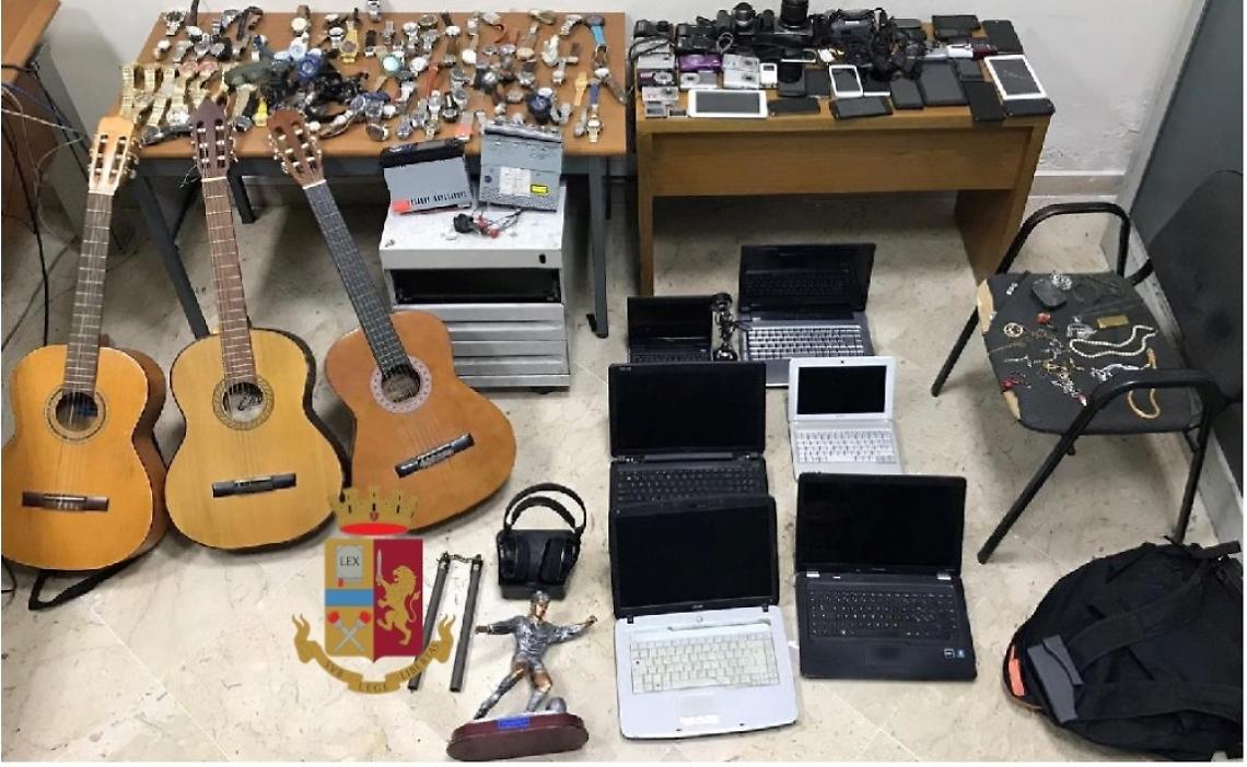 Ricettazione di materiale elettronico, la polizia scova il market alla Vicaria