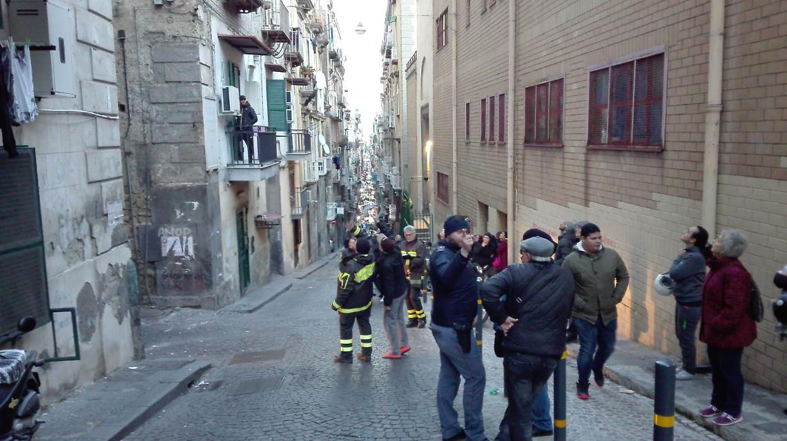 Trema un palazzo ai Quartieri Spagnoli, è panico: residenti in strada FOTO