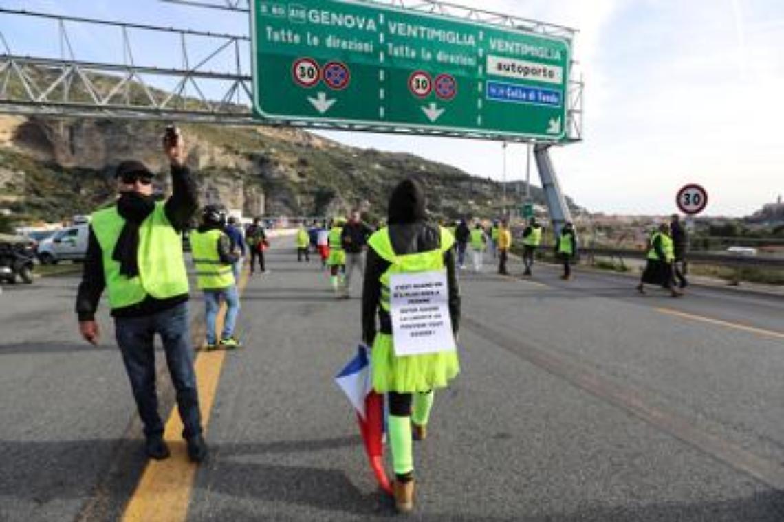 Gilet gialli bloccano frontiera con l'Italia