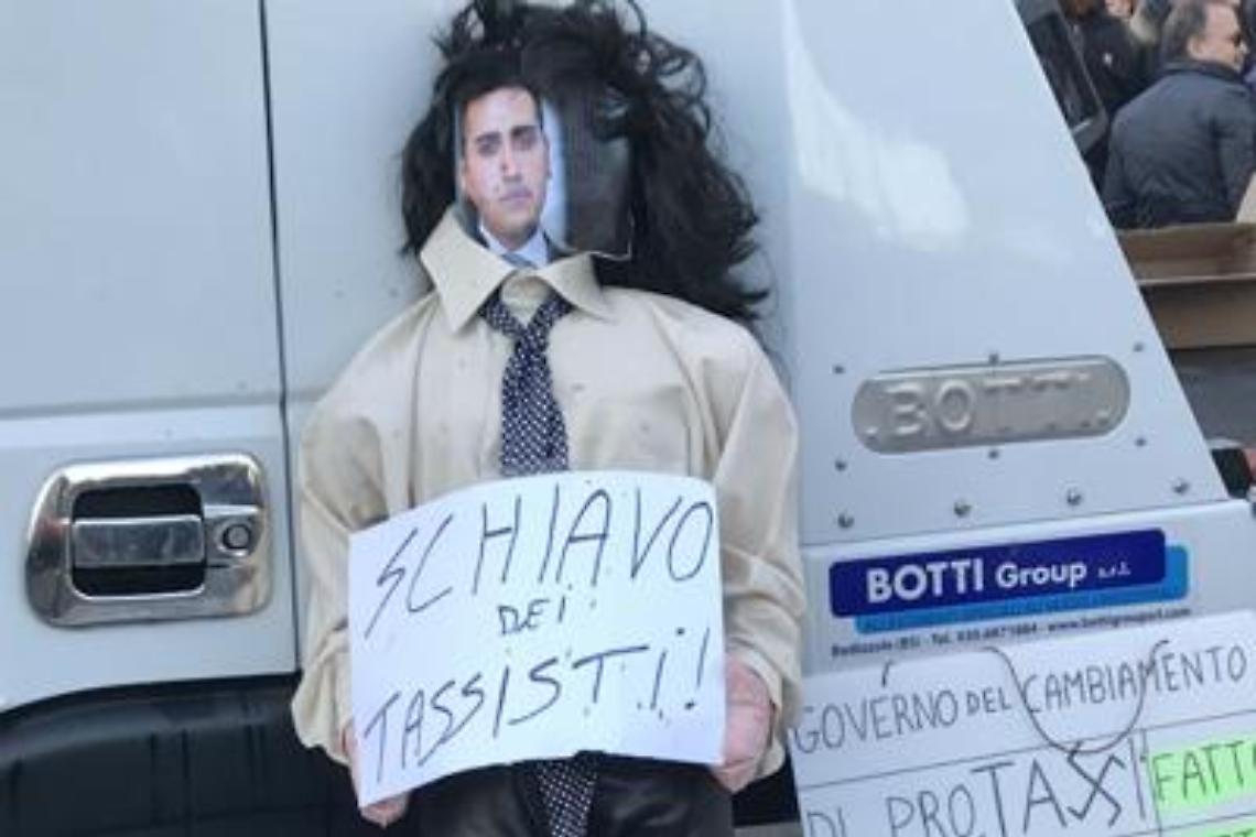 Rabbia Ncc, bruciato fantoccio di Di Maio