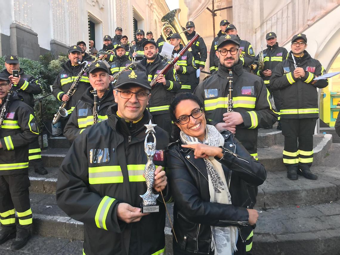 Capri, Hollywood: Noa consegna “Peace Award" ai Vigili del fuoco