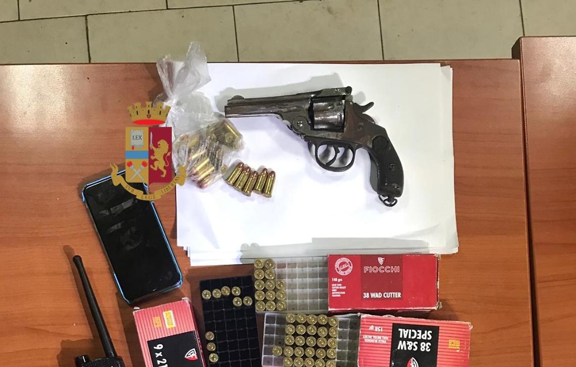 Pistola e cartucce nascoste tra i sedili dell'auto