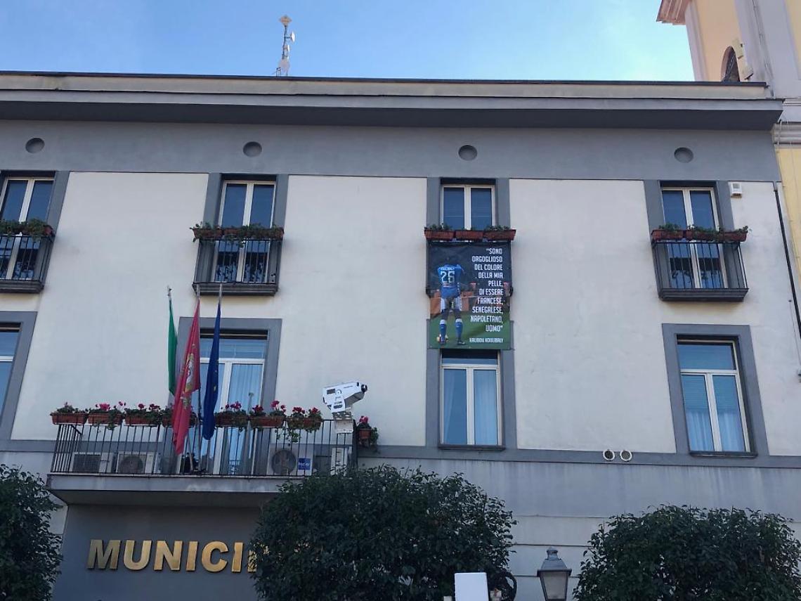 Pomigliano, Koulibaly sulla facciata del Municipio