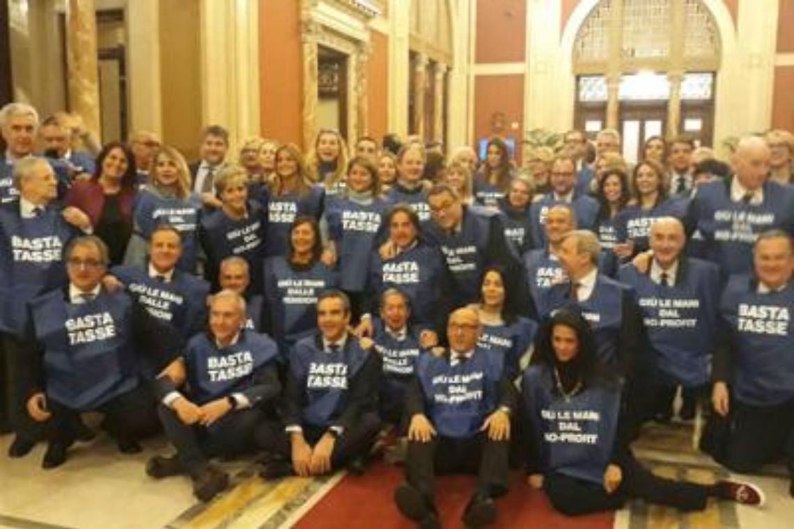 Manovra, Forza Italia coi gilet azzurri: seduta sospesa