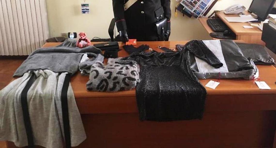 Commessa fa shopping con una carta di credito non sua, denunciata