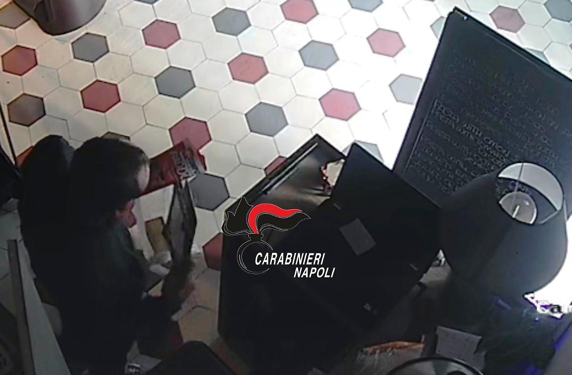 Ruba tablet da ristorante ma viene ripreso da telecamere, arresto VIDEO
