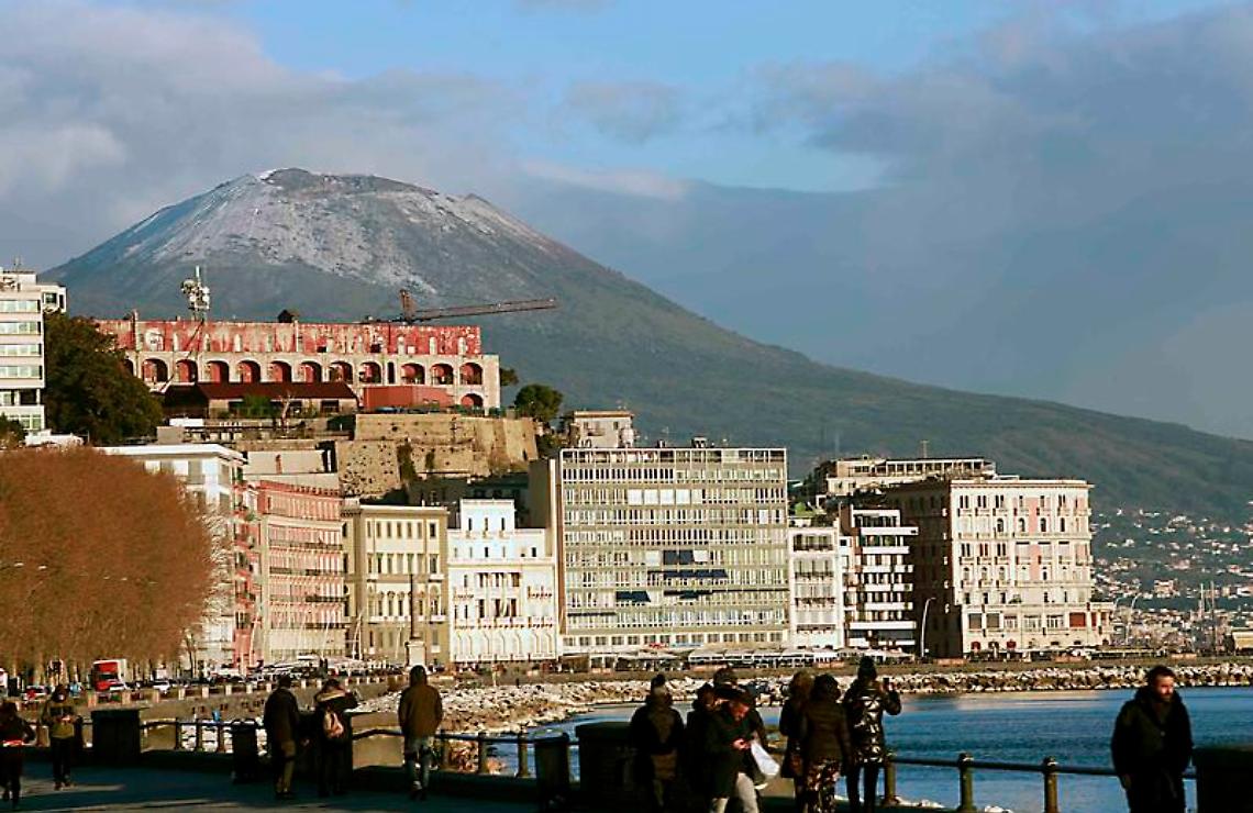 Neve sulla vetta del Vesuvio, fiocchi sui Camaldoli FOTO