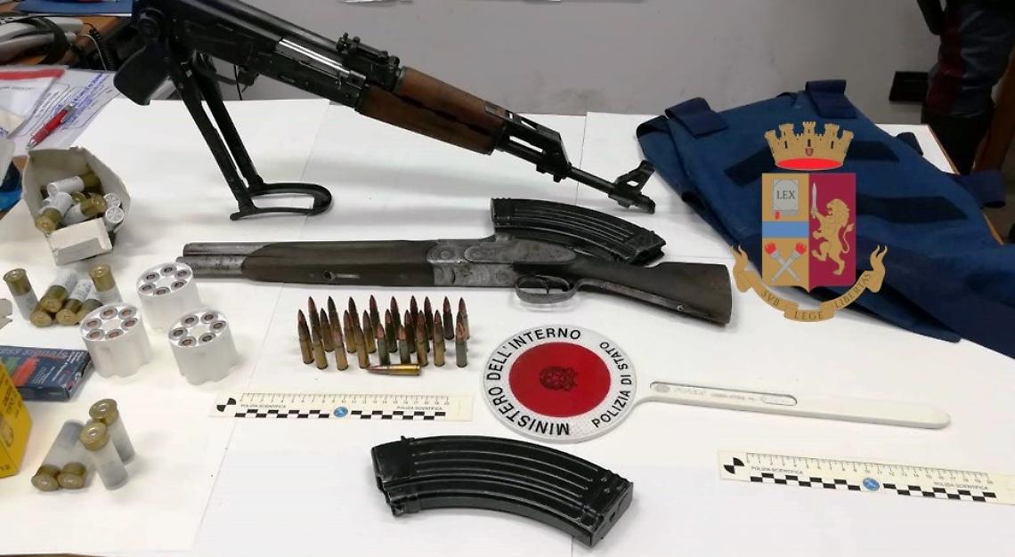 Castellammare, sequestrate armi e droga: valori ingenti nella casa di un ras