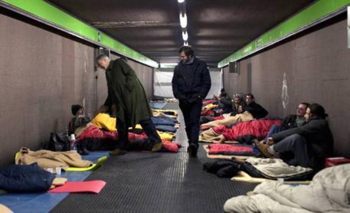 Emergenza freddo, stazioni metro aperte di notte per i senzatetto