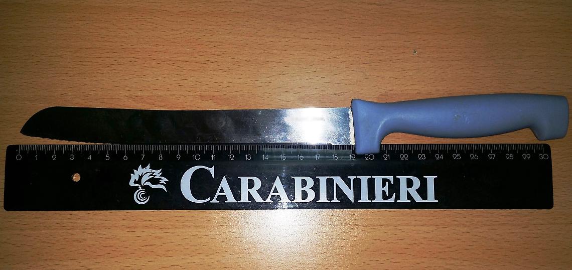 Ubriaco minaccia con i coltelli moglie e figlie, un arresto