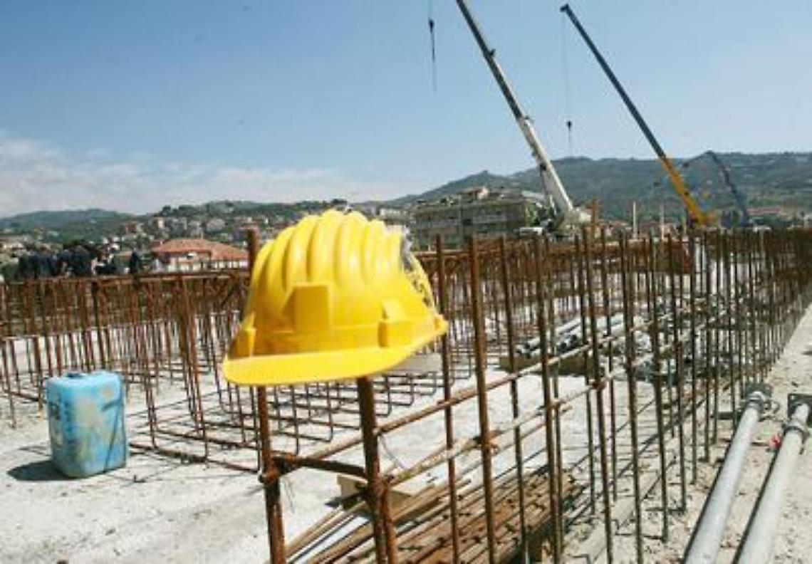 Cade da impalcatura, grave operaio di 23 anni