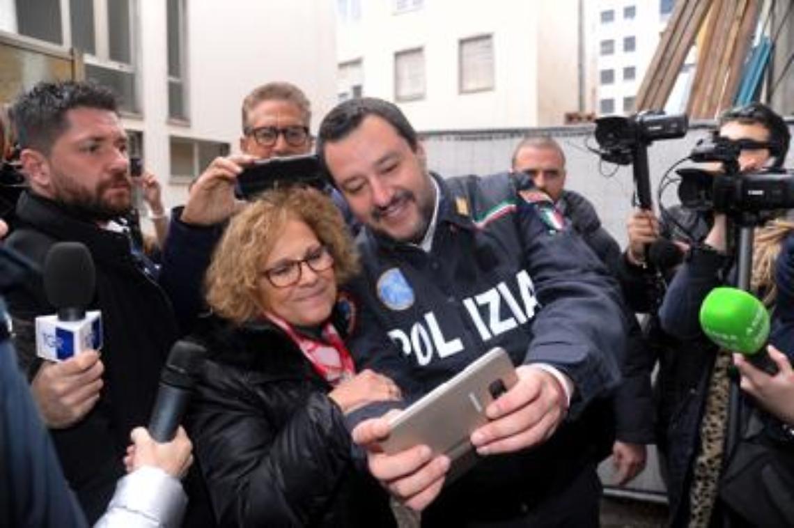 Polemica sull'uso della divisa, scontro Saviano-Salvini
