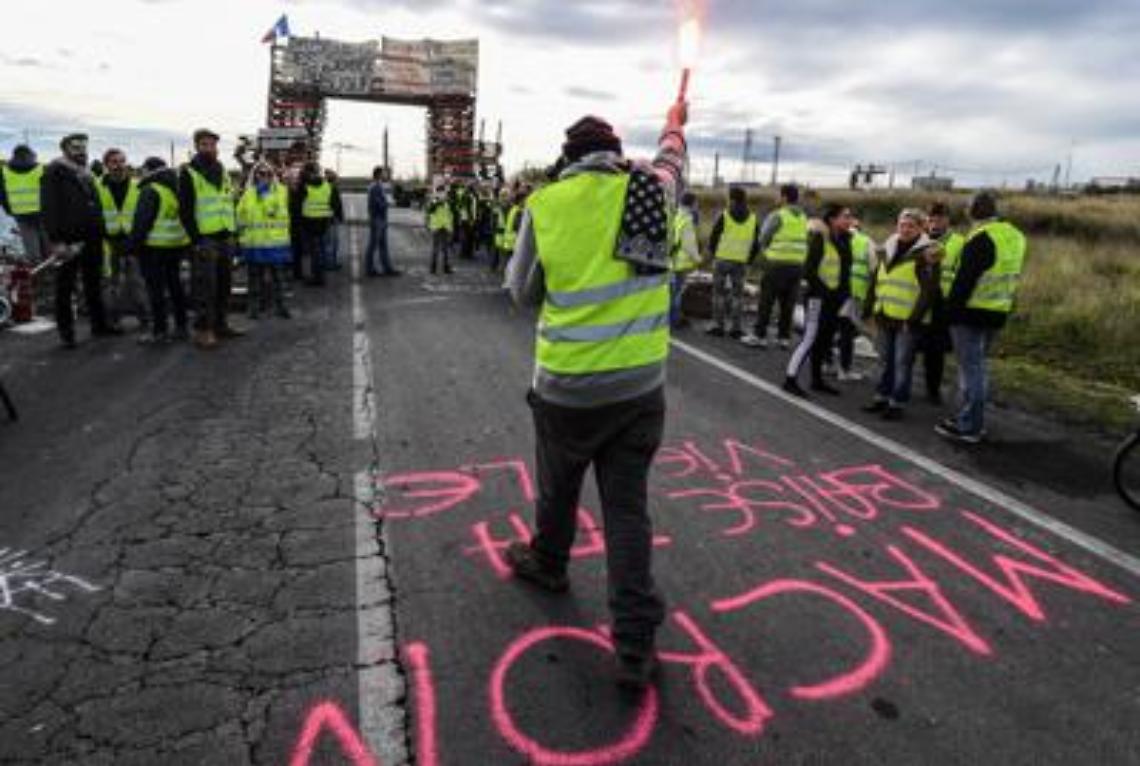 M5S con i gilet gialli, Parigi: «Fate pulizia a casa vostra»