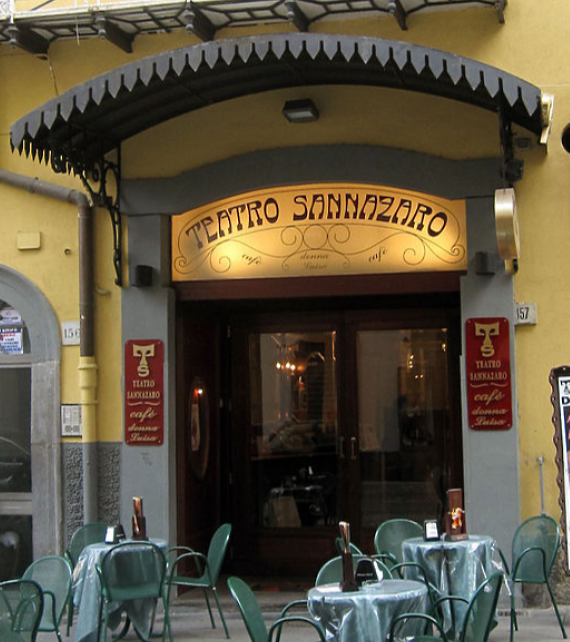 Incendio al Sannazaro, brucia uno dei teatri pi&ugrave; belli di Napoli