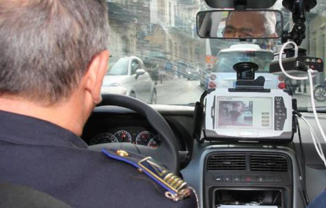 Napoli, mille multe alle auto in doppia fila con il metodo Street View
