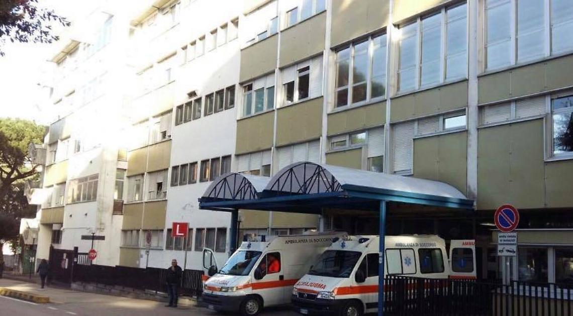 Lite per motivi di viabilità, 21enne accoltellato