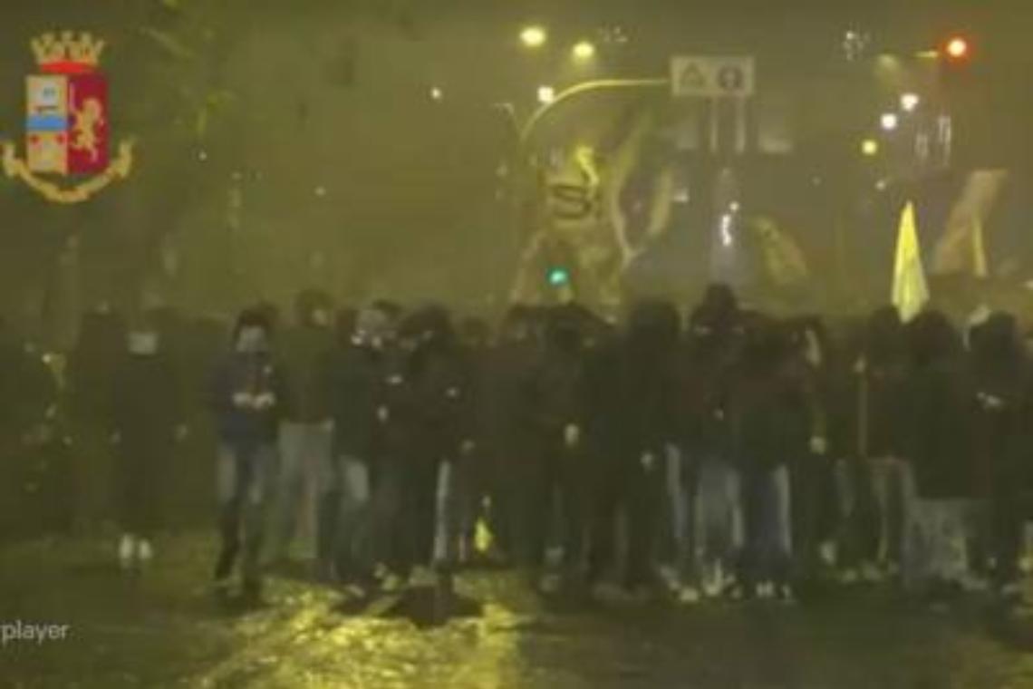 Guerriglia a Roma, bombe carta ultrà Lazio contro agenti
