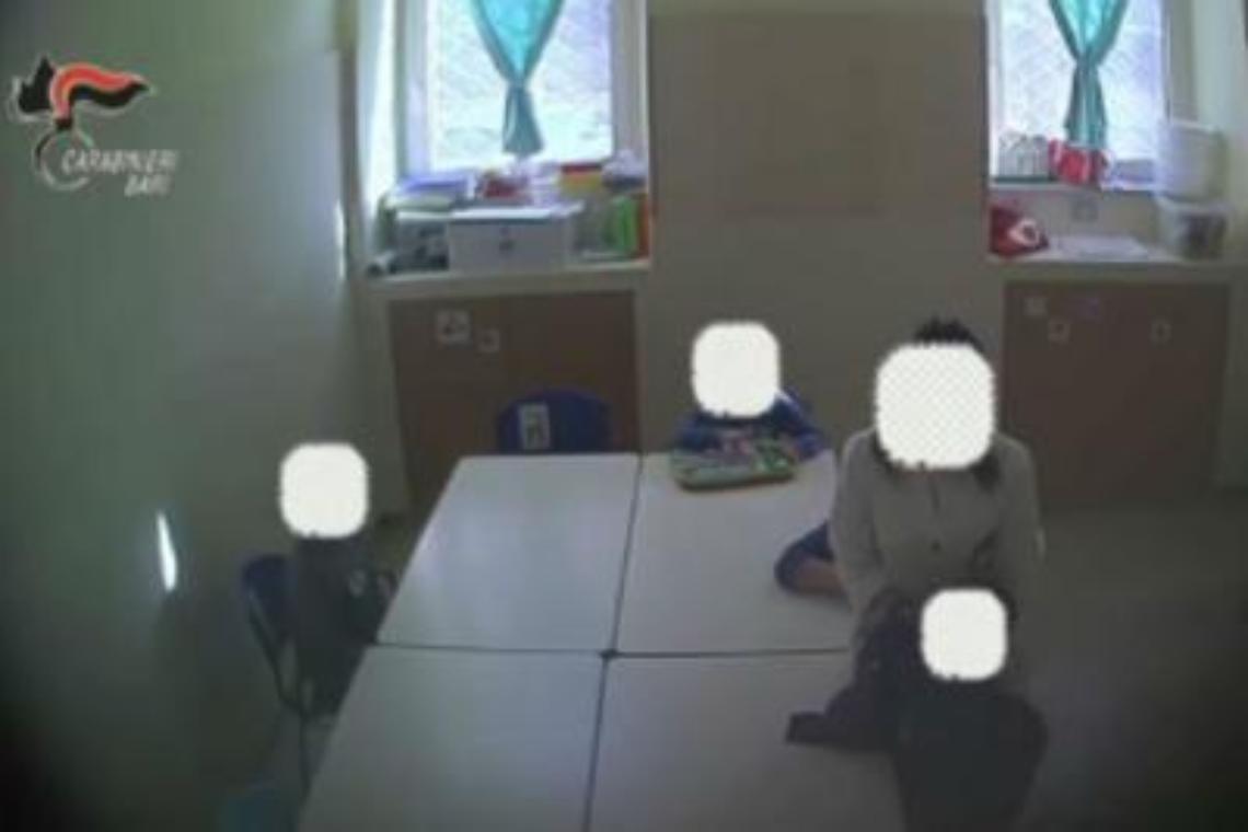 Botte e insulti a bimbi autistici: 4 arresti