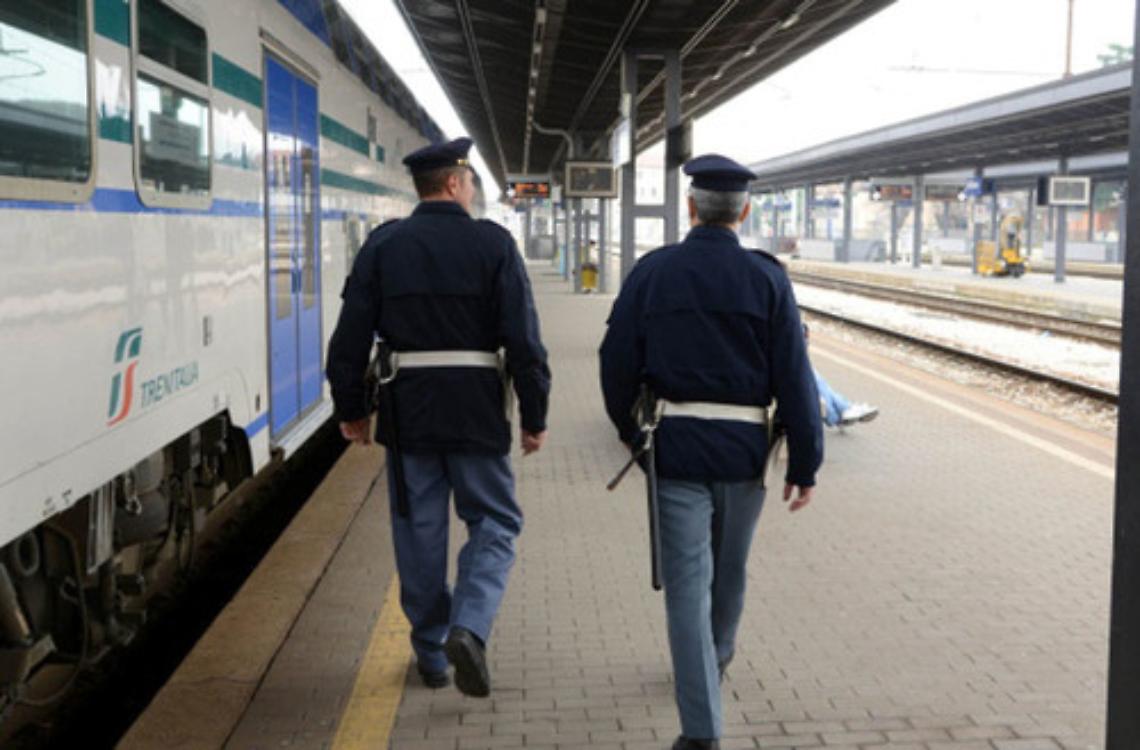Stazione, minaccia con le forbici addetti al controllo: preso e condannato 
