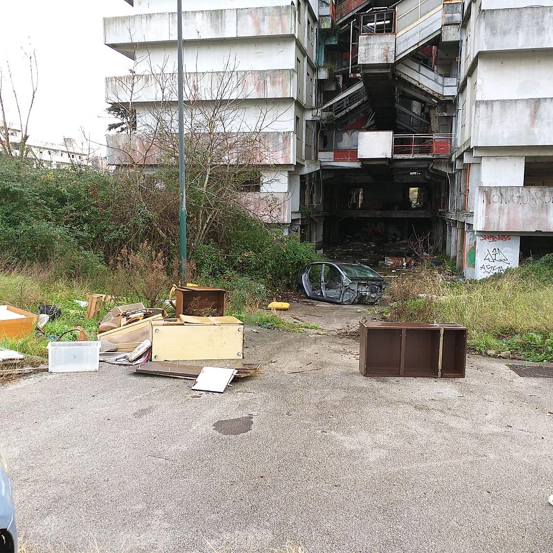 Auto rubata ritrovata sotto la Vela Celeste a Scampia