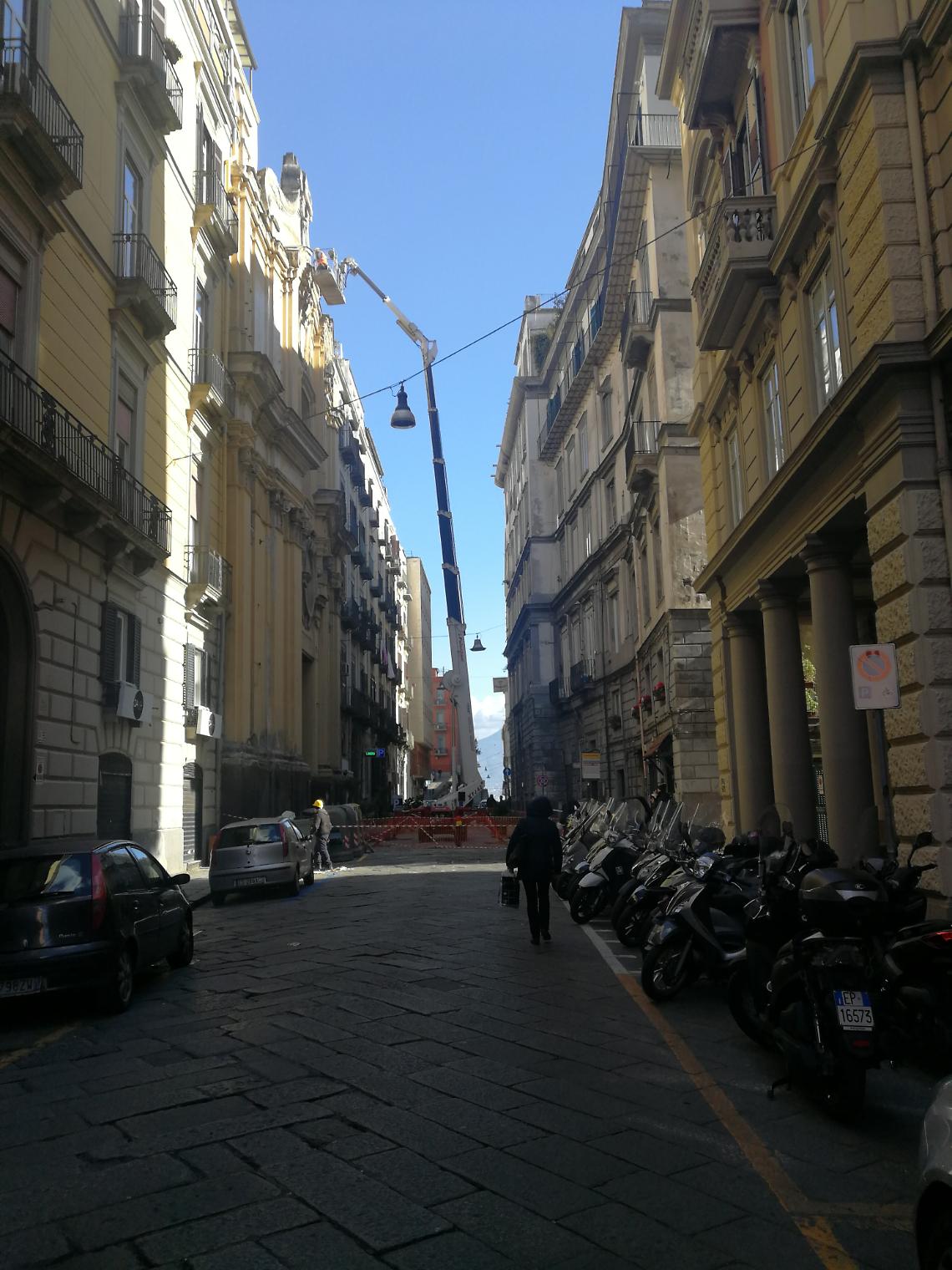 Via Chiatamone chiusa per crollo calcinacci