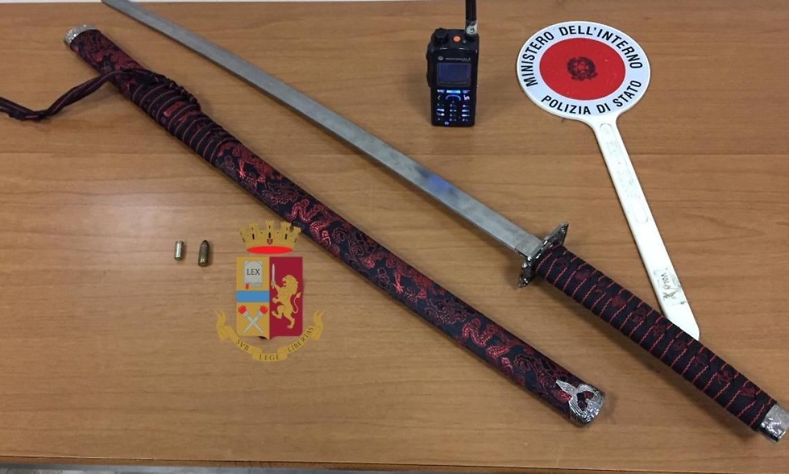 Sorpreso a picchiare la figlia, in casa proiettili e katana