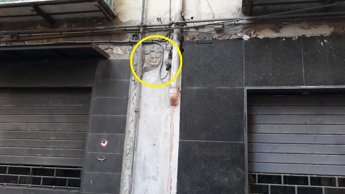 Borgo Orefici, crolla l'intonaco e si scopre antico fregio