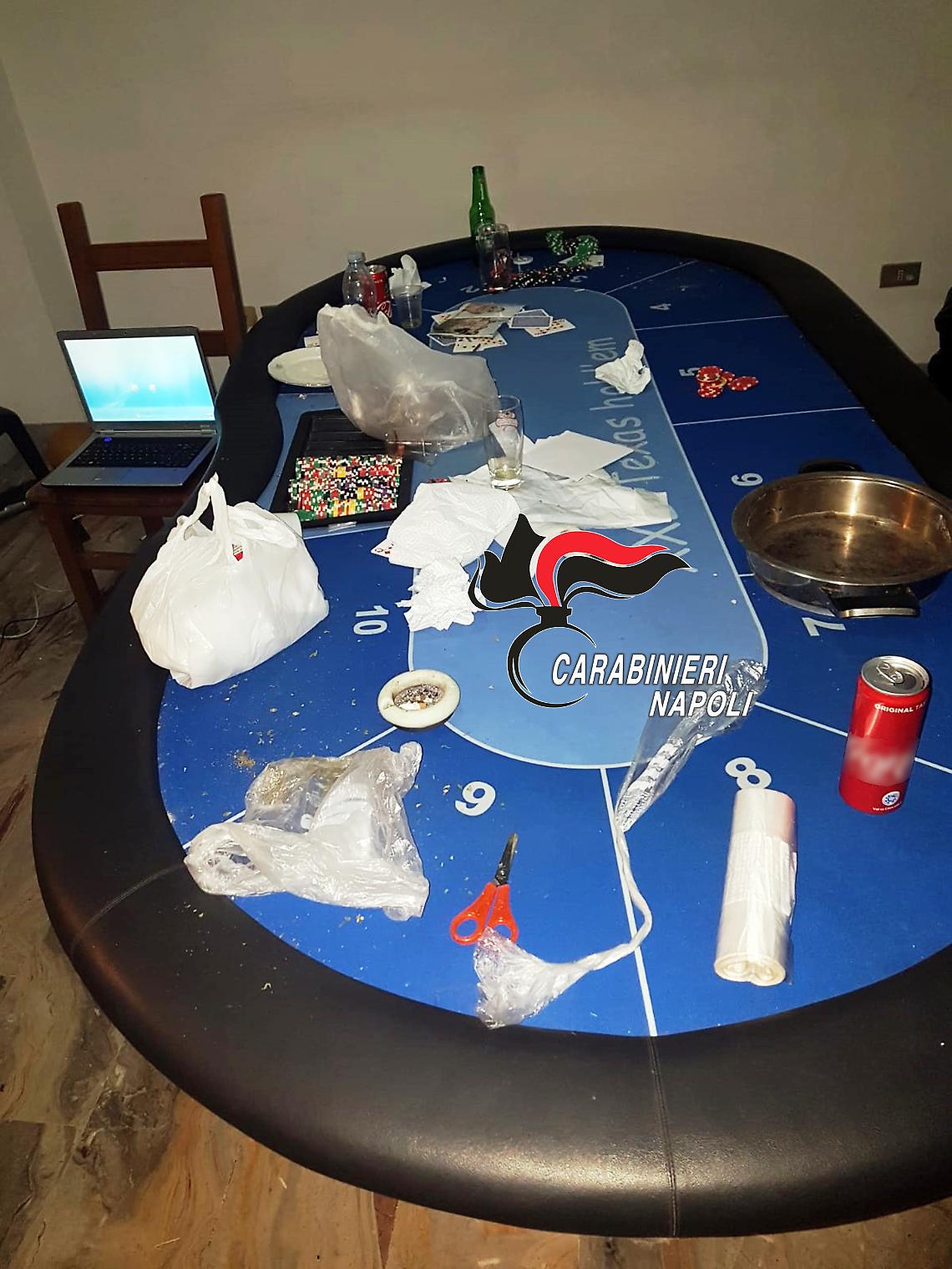 Ai domiciliari con katana <br>e tavolo da poker