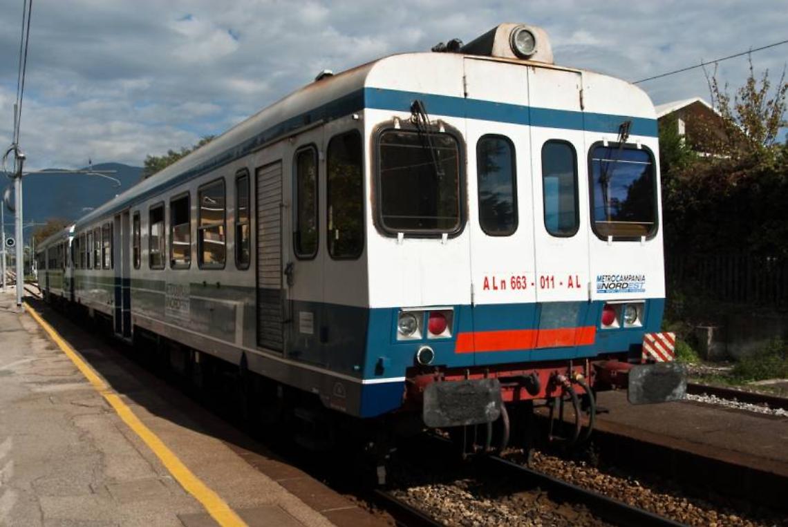 Capotreno chiede biglietto, colpito da un pugno in faccia