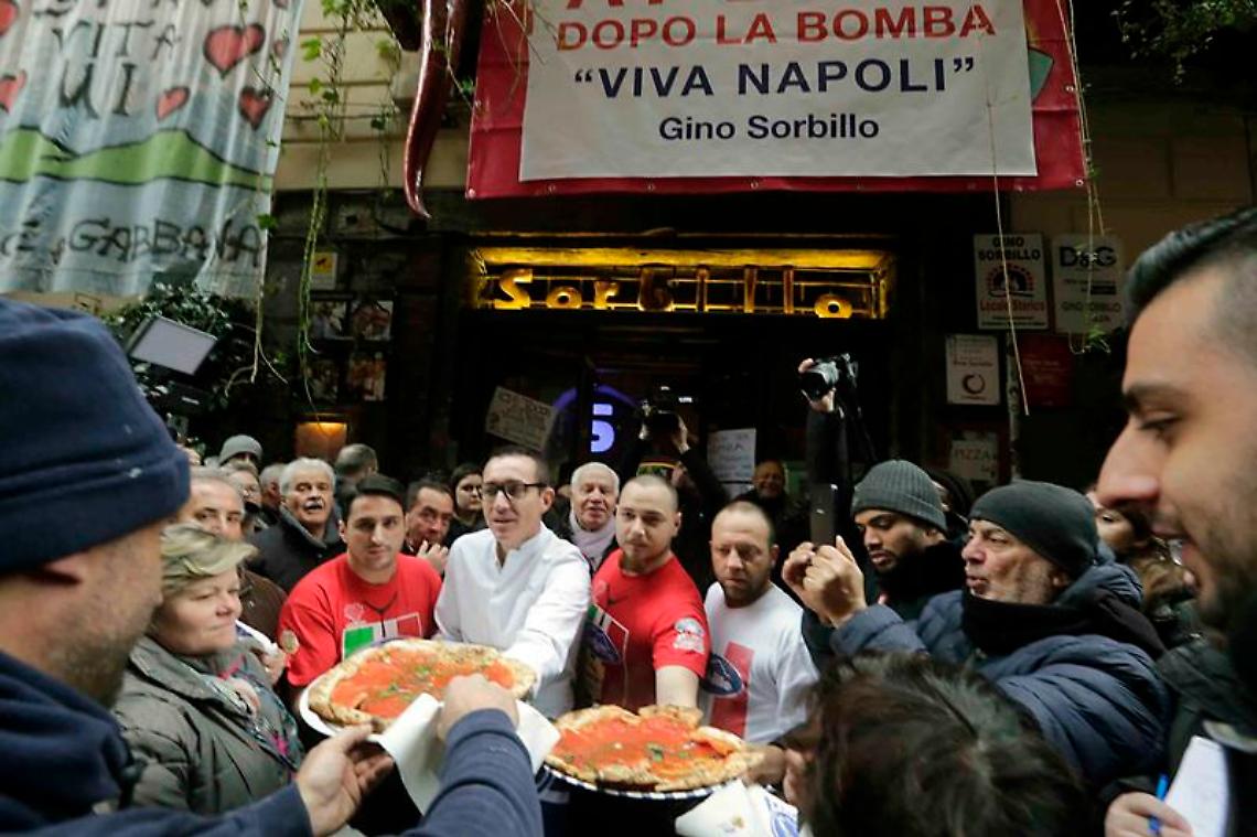 Bomba contro la pizzeria, Sorbillo riapre: festa ai Tribunali FOTO
