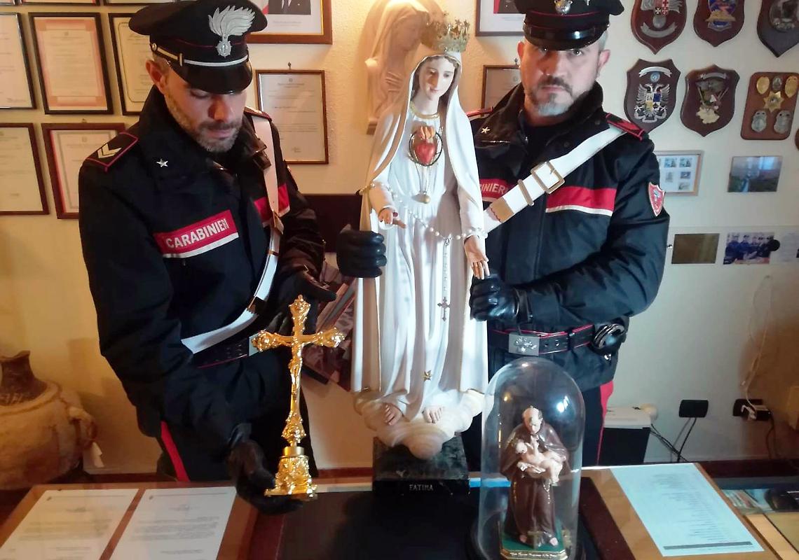 Furti sacrileghi a Ischia, ritrovati Crocifisso e statue