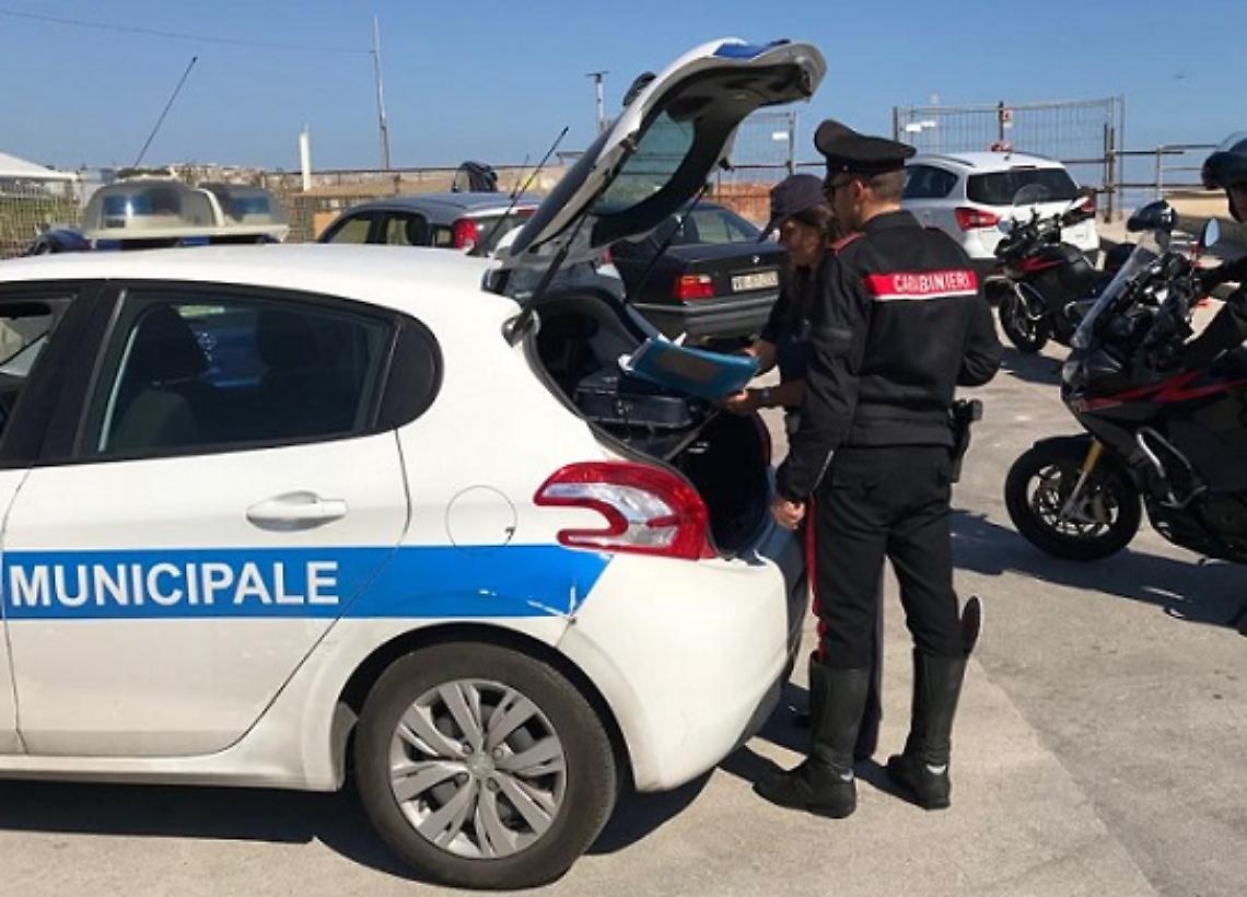 Venditori e parcheggiatori abusivi, controlli al mercato