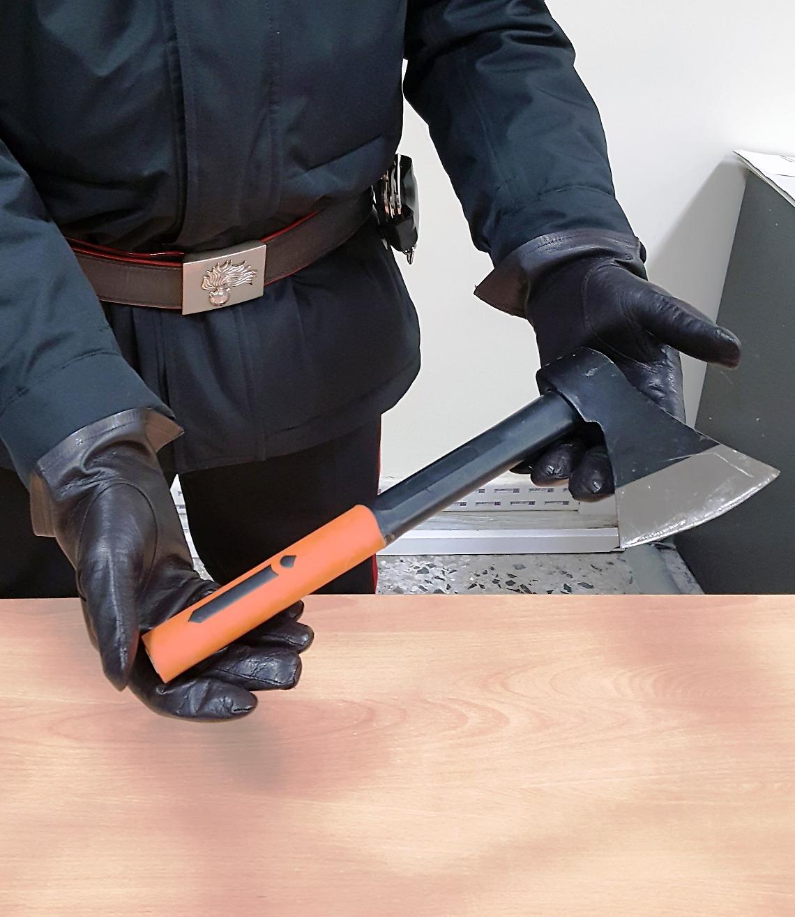 Sopreso a minacciare la moglie con un'ascia, arrestato 72enne