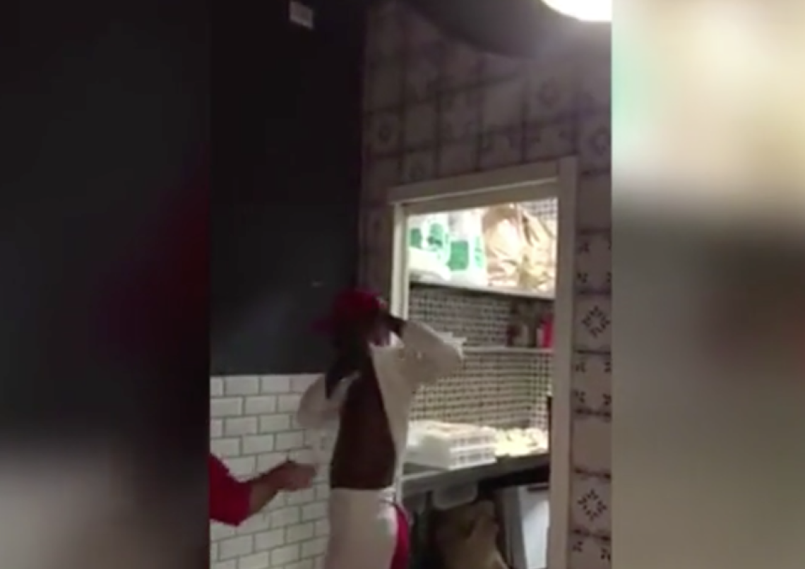 Spray su lavoratori neri, il pizzaiolo: era solo uno scherzo