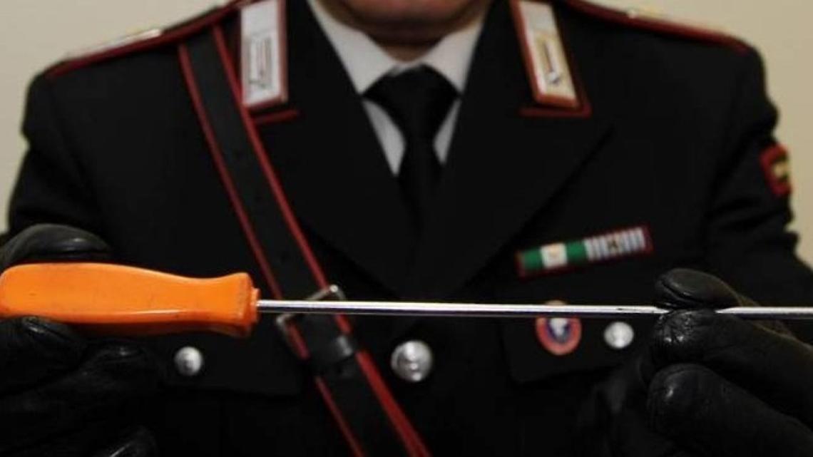 Rischia d'investire un 17enne e lo ferisce con un cacciavite
