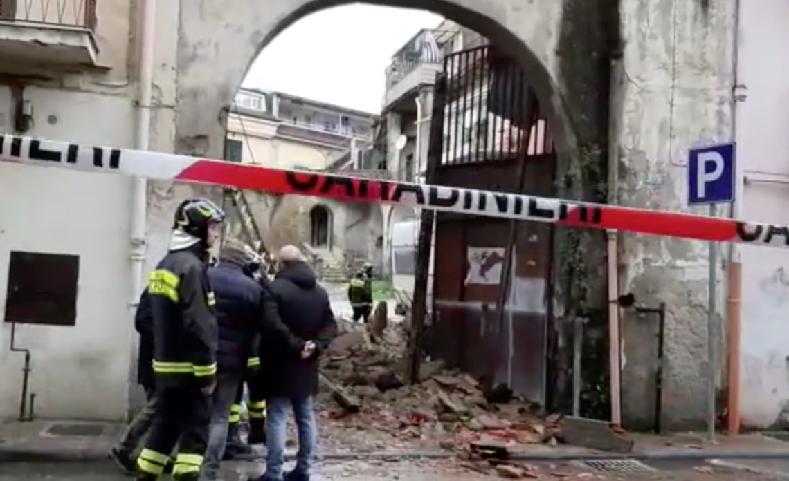 Afragola, si apre voragine e crolla palazzo: nessun ferito