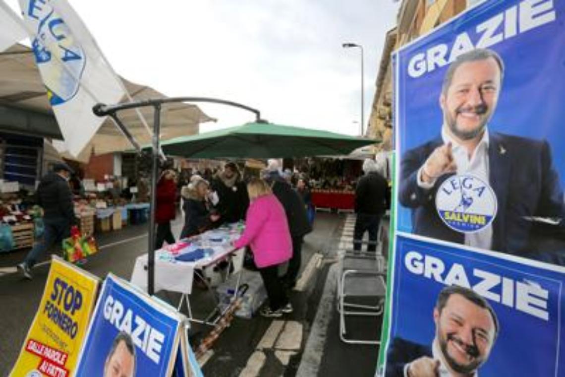 Poliziotti in divisa firmano per Salvini, è polemica