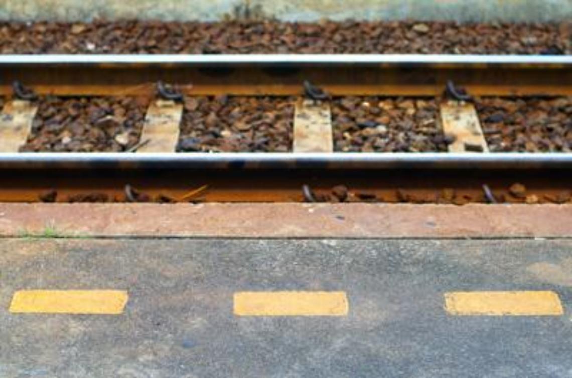 Ritardi cronici e cancellazioni, vita dura per i pendolari su ferro
