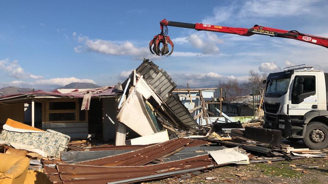 Campo rom abusivo, via agli abbattimenti ad Acerra