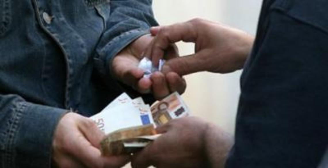 Sorpreso a cedere la droga, arrestato