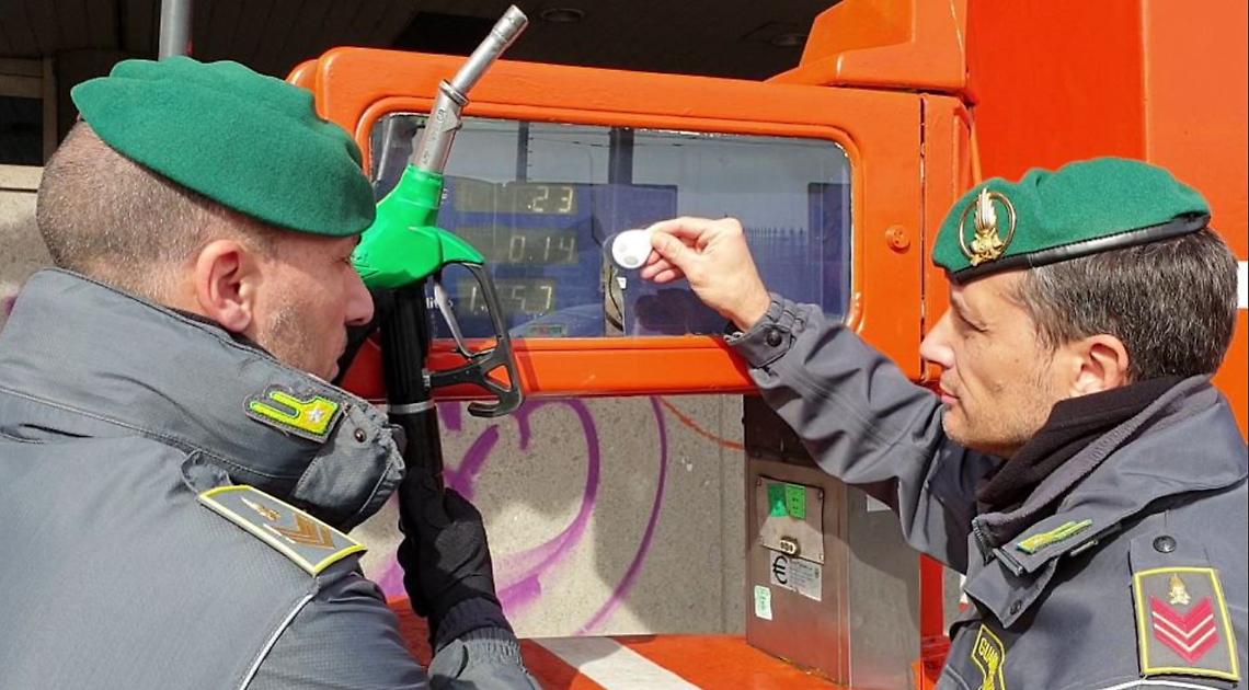 Aria al posto del carburante, sequestrate due stazioni di servizio