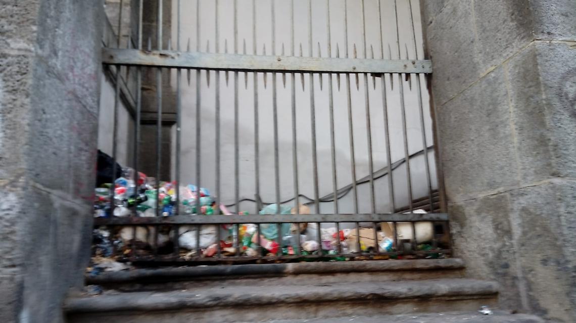 «Santa Maria della Sapienza a Costantinopoli, sagrato ridotto a porcile»