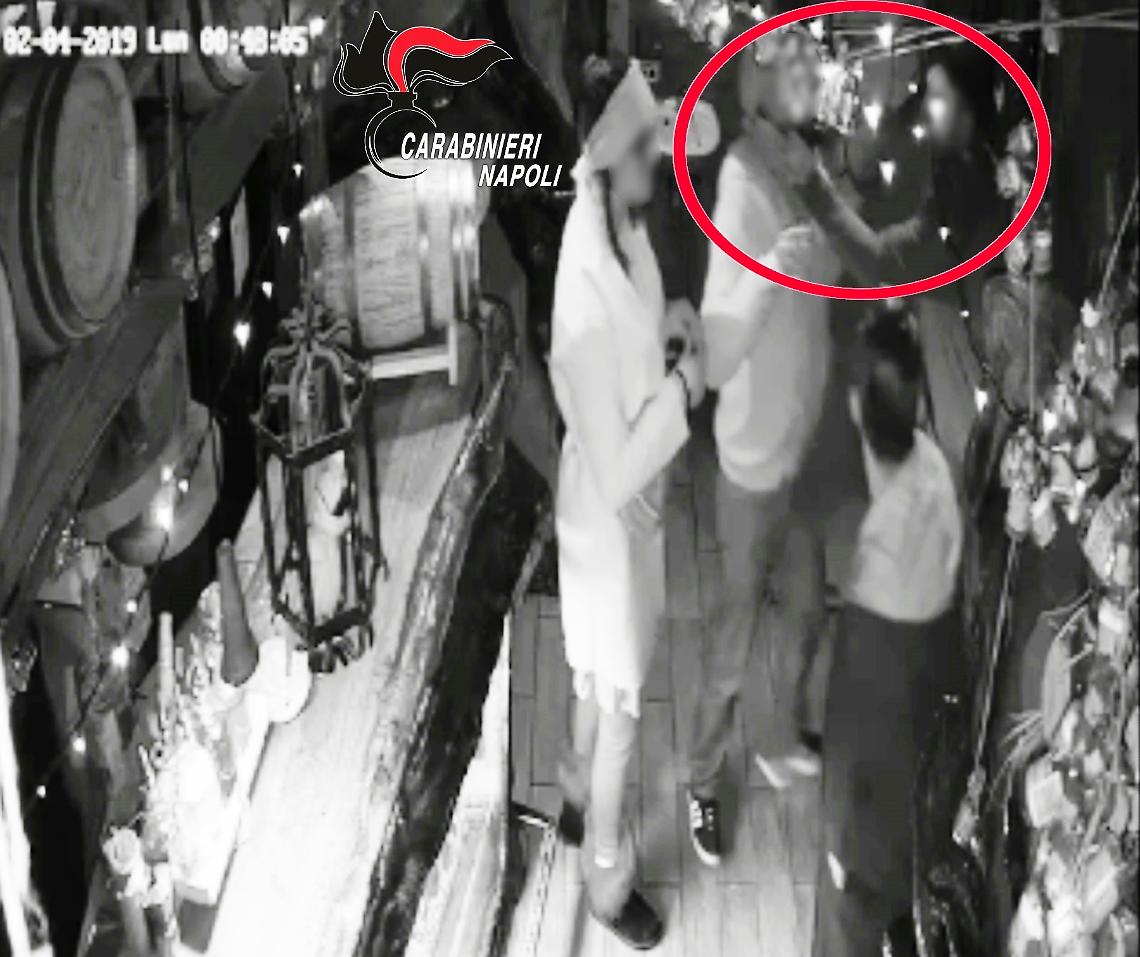 Palpeggia una ragazza e aggredisce carabinieri nel centro storico