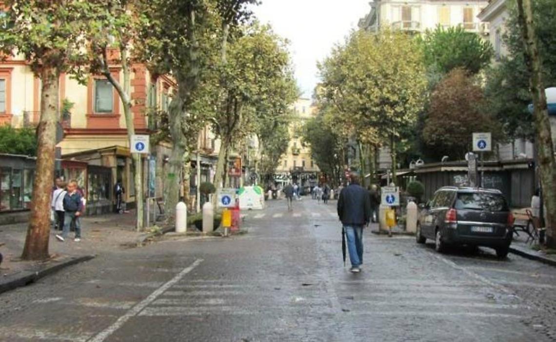 «Stop all'invasione di bar e pizzetterie»