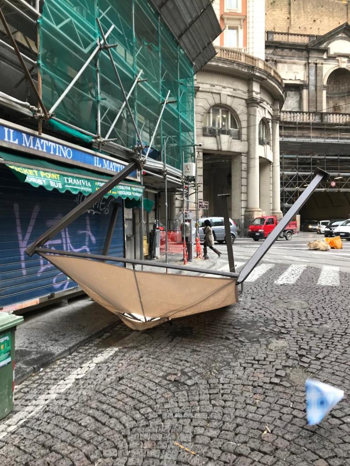 Tempesta di vento su Napoli, gazebo si schianta su edicola