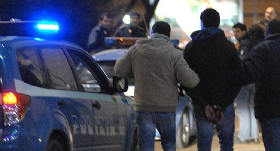 Rapina benzinaio con pistola finta, caccia al complice