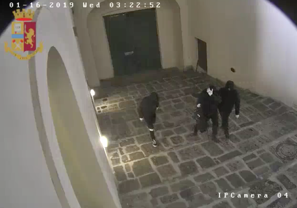 Furto da 120mila euro al Suor Orsola, tre arresti