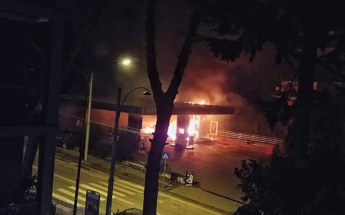 Esplode distributore di benzina ai Colli Aminei